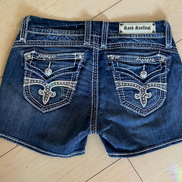 Women’s Like New Rock Revival Jean Shorts size 28 - Picture 2 of 3